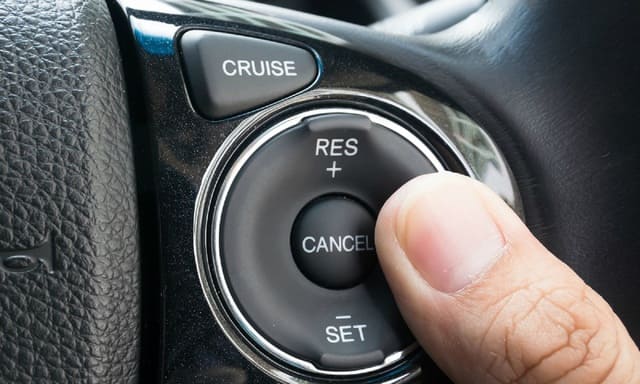 Cruise control là gì? Tác dụng của hệ thống điều khiển hành trình